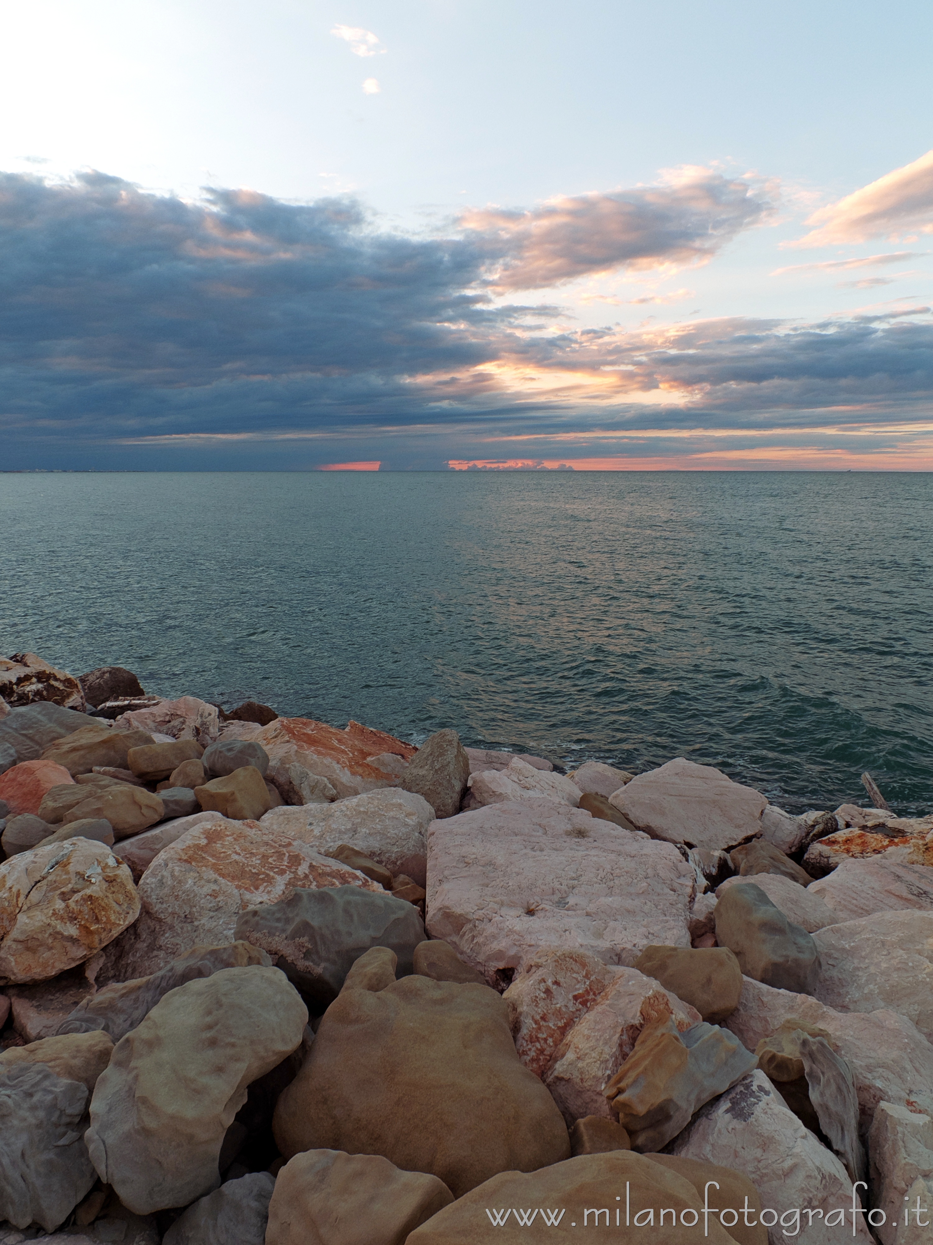 Cattolica (Rimini) - Rocce frangiflutti al tramonto